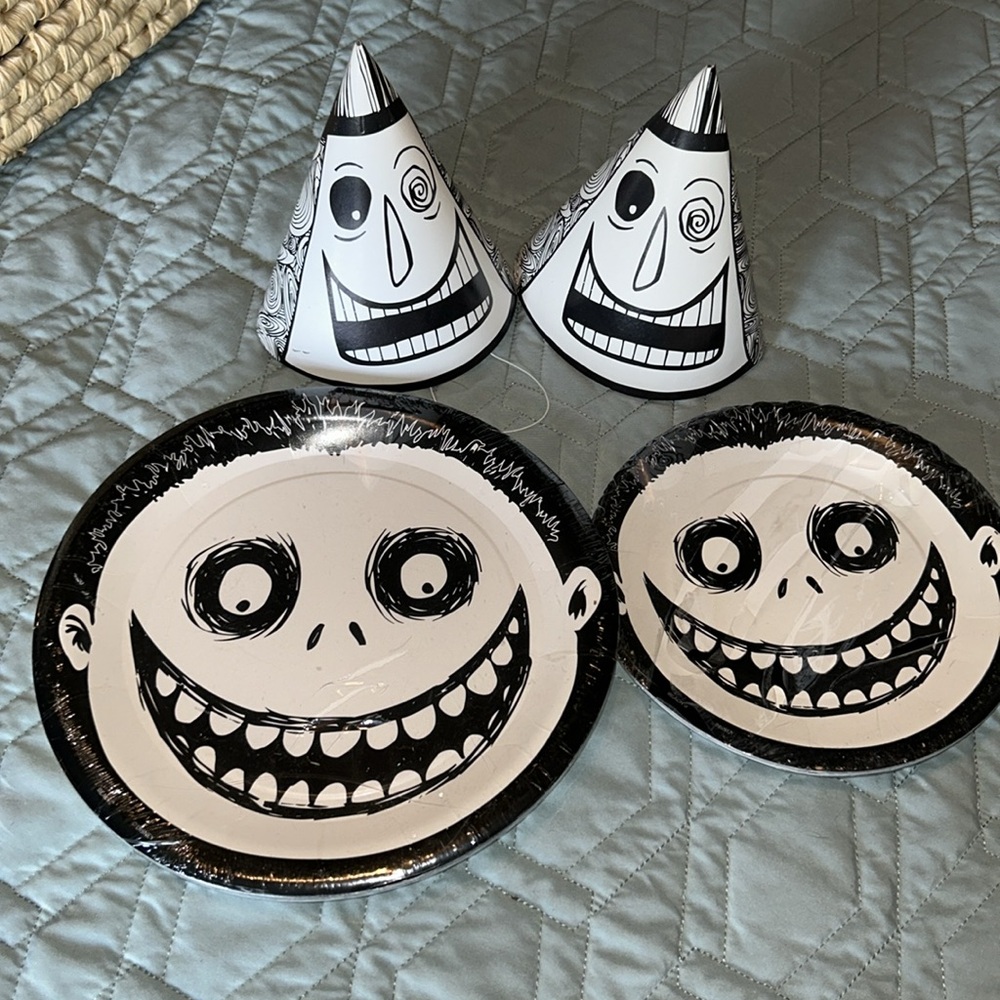 NWT, Nightmare before Xmas, RARE 16 Party plates and 4 hats. Halloween time 🎃🎃